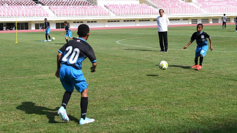 Jokowi bermain bola dengan Papua Football Academy (PFA) di Stadion Lukas Enembe, Kabupaten Jayapura, Rabu, 31 Agustus 2022. (Dok: Biro Pers Sekretariat Presiden)