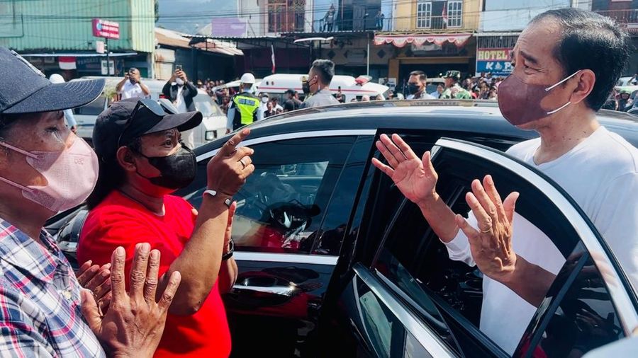 Sejumlah warga berdemo di Kantor Pos Cabang Sentani Kabupaten Jayapura, saat Presiden Joko Widodo (Jokowi) beserta rombongan akan melanjutkan perjalan menuju Pasar Kampung Doyo Baru, Kabupaten Jayapura, Rabu (31/8/2022). Mereka berdemo karena adanya pentupan sekolah anak mereka dipalang karena tanah ulayat. (Foto: Laily Rachev - Biro Pers Sekretariat Presiden)