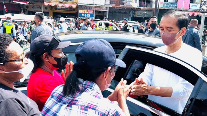 Jokowi dihadang Massa di Jayapura papua Sejumlah warga berdemo di Kantor Pos Cabang Sentani Kabupaten Jayapura, saat Presiden Joko Widodo (Jokowi) beserta rombongan akan melanjutkan perjalan menuju Pasar Kampung Doyo Baru, Kabupaten Jayapura, Rabu (31/8/2022). Mereka berdemo karena adanya pentupan sekolah anak mereka dipalang karena tanah ulayat. (Foto: Laily Rachev - Biro Pers Sekretariat Presiden)