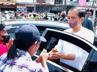 Tiba-tiba Ada Demo di Lokasi Jokowi Bagikan BLT! Ada Apa?