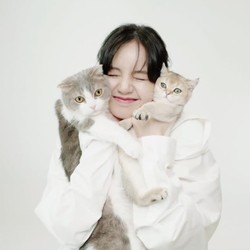 Gemas Banget, Potret 5 Idol K-pop dengan Anabul Kesayangan
