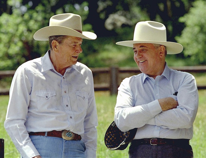 Presiden AS Ronald Reagan pada pertemuan pertamanya dengan mantan pemimpin Soviet Mikhail Gorbachev di Jenewa, Swiss. (REUTERS/Dennis Paquin/File Foto) Presiden AS Ronald Reagan pada pertemuan pertamanya dengan mantan pemimpin Soviet Mikhail Gorbachev di Jenewa, Swiss. (REUTERS/Dennis Paquin/File Foto)