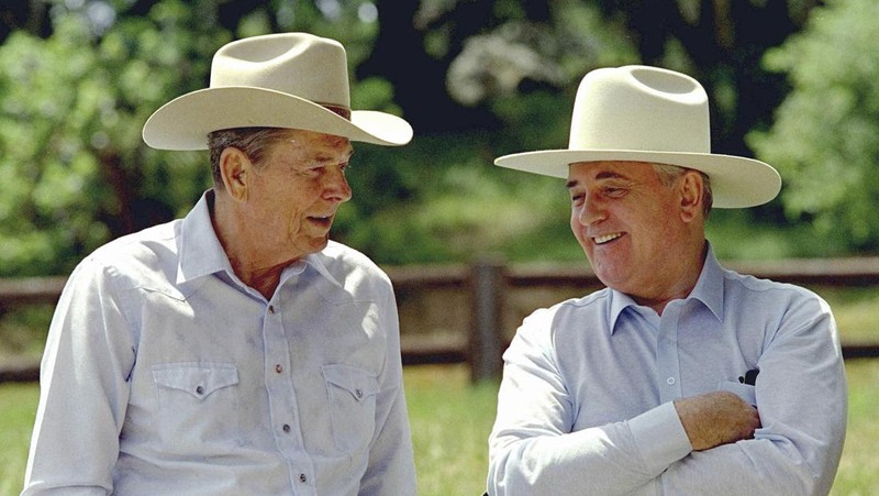 Presiden AS Ronald Reagan pada pertemuan pertamanya dengan mantan pemimpin Soviet Mikhail Gorbachev di Jenewa, Swiss. (REUTERS/Dennis Paquin/File Foto)