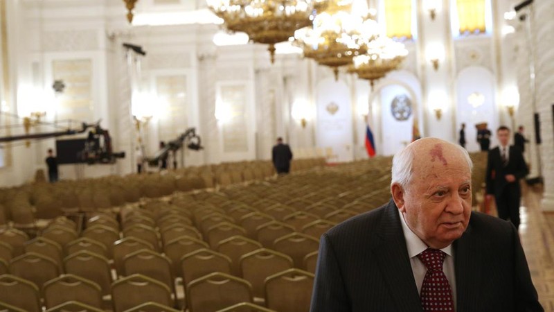 Presiden AS Ronald Reagan pada pertemuan pertamanya dengan mantan pemimpin Soviet Mikhail Gorbachev di Jenewa, Swiss. (REUTERS/Dennis Paquin/File Foto)