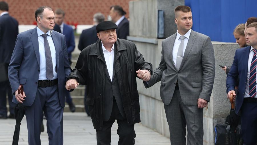 Presiden AS Ronald Reagan pada pertemuan pertamanya dengan mantan pemimpin Soviet Mikhail Gorbachev di Jenewa, Swiss. (REUTERS/Dennis Paquin/File Foto)