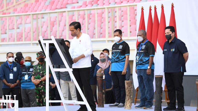 Mengawali kunjungan kerjanya di Provinsi Papua, Presiden Joko Widodo didampingi Ibu Iriana Joko Widodo meluncurkan Papua Football Academy (PFA) di Stadion Lukas Enembe, Kabupaten Jayapura, Rabu, 31 Agustus 2022. (Dok: Sekretariat Presiden)