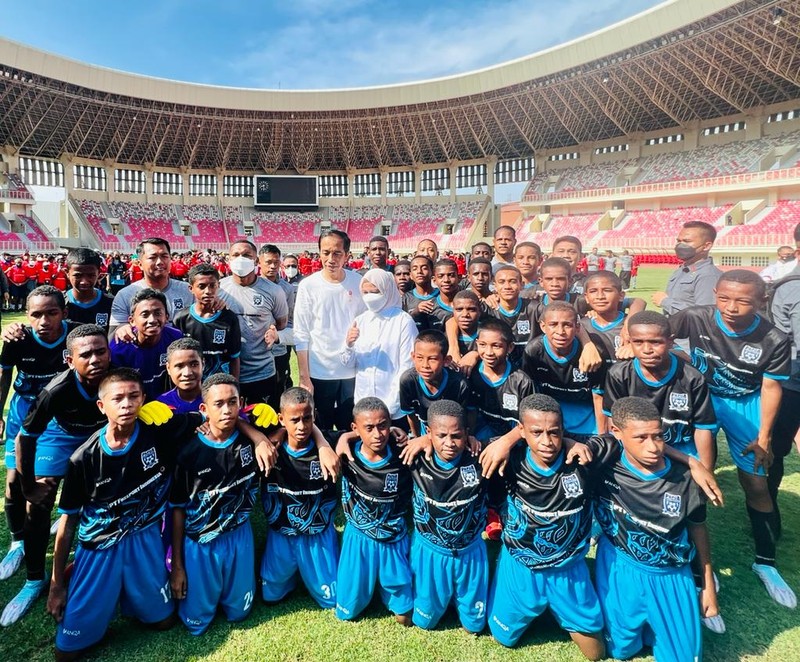 Mengawali kunjungan kerjanya di Provinsi Papua, Presiden Joko Widodo didampingi Ibu Iriana Joko Widodo meluncurkan Papua Football Academy (PFA) di Stadion Lukas Enembe, Kabupaten Jayapura, Rabu, 31 Agustus 2022. (Dok: Sekretariat Presiden)
