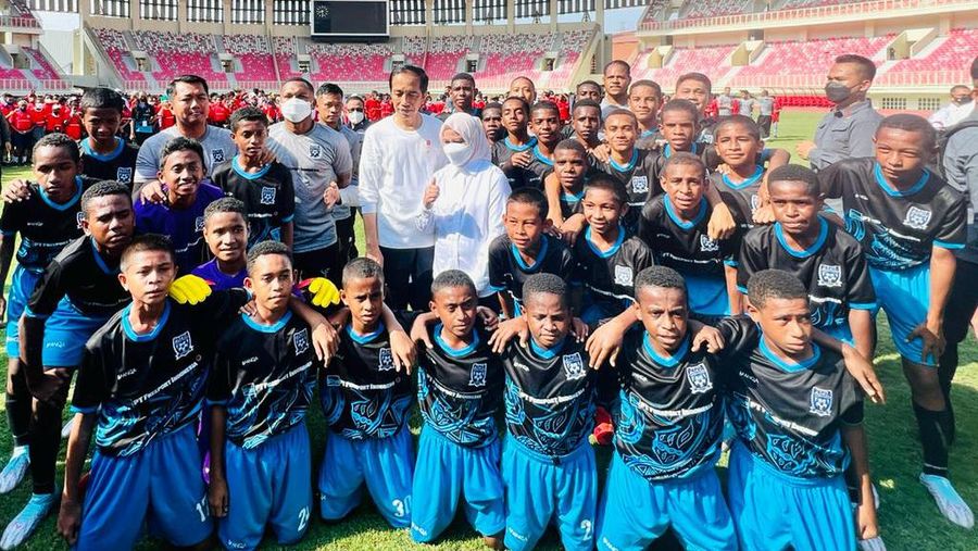 Mengawali kunjungan kerjanya di Provinsi Papua, Presiden Joko Widodo didampingi Ibu Iriana Joko Widodo meluncurkan Papua Football Academy (PFA) di Stadion Lukas Enembe, Kabupaten Jayapura, Rabu, 31 Agustus 2022. (Dok: Sekretariat Presiden)