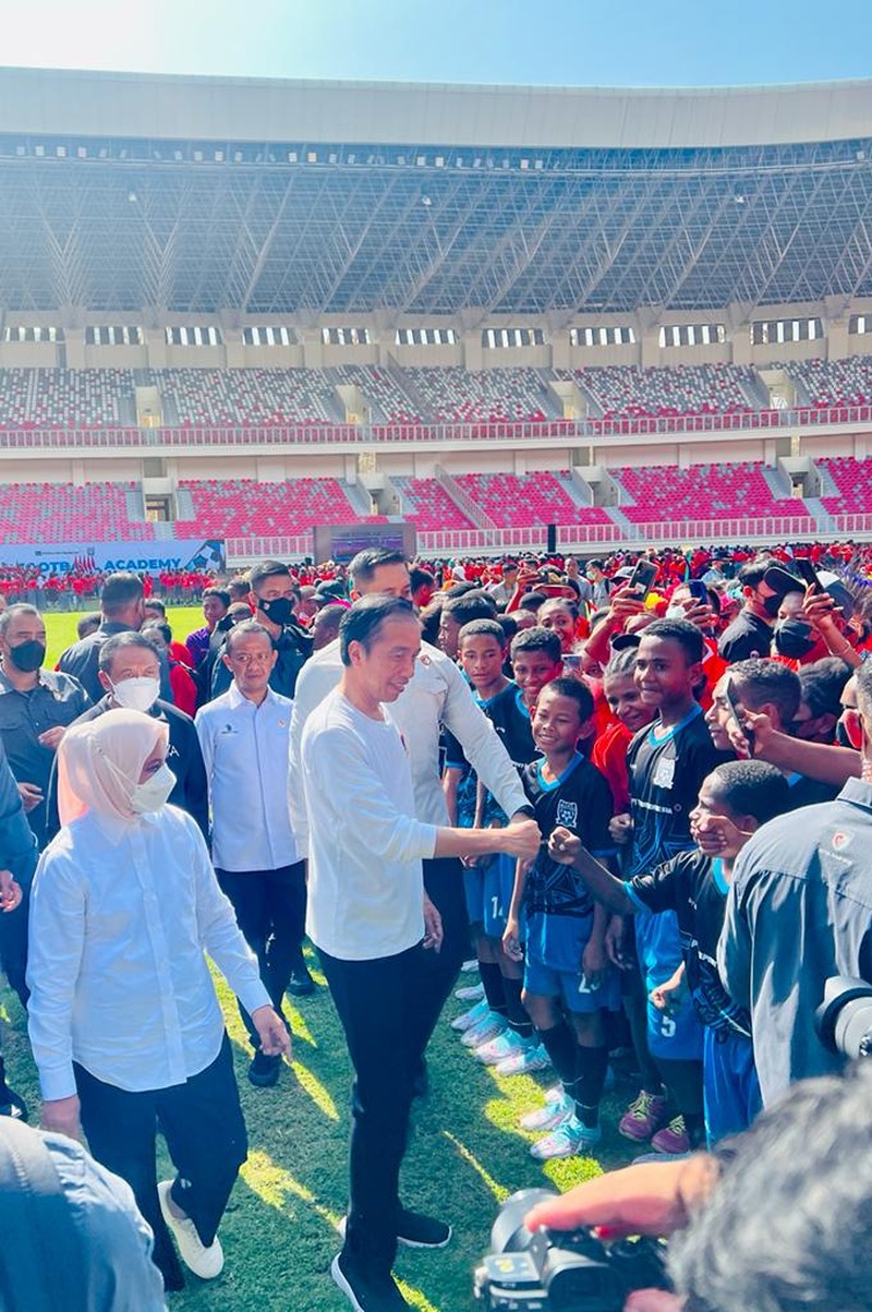 Mengawali kunjungan kerjanya di Provinsi Papua, Presiden Joko Widodo didampingi Ibu Iriana Joko Widodo meluncurkan Papua Football Academy (PFA) di Stadion Lukas Enembe, Kabupaten Jayapura, Rabu, 31 Agustus 2022. (Dok: Sekretariat Presiden) Mengawali kunjungan kerjanya di Provinsi Papua, Presiden Joko Widodo didampingi Ibu Iriana Joko Widodo meluncurkan Papua Football Academy (PFA) di Stadion Lukas Enembe, Kabupaten Jayapura, Rabu, 31 Agustus 2022. (Dok: Sekretariat Presiden)