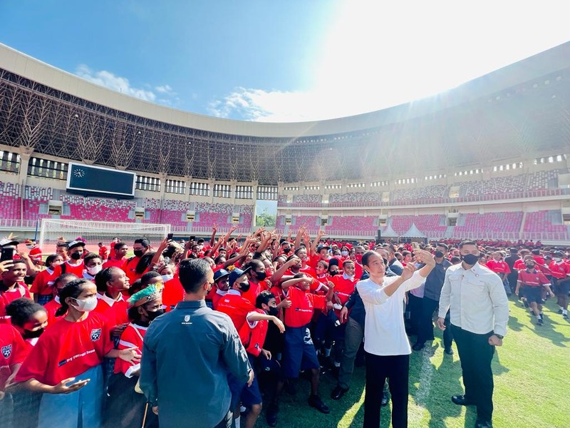 Mengawali kunjungan kerjanya di Provinsi Papua, Presiden Joko Widodo didampingi Ibu Iriana Joko Widodo meluncurkan Papua Football Academy (PFA) di Stadion Lukas Enembe, Kabupaten Jayapura, Rabu, 31 Agustus 2022. (Dok: Sekretariat Presiden)