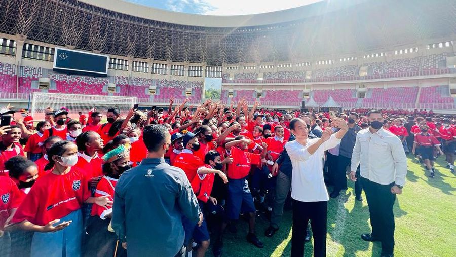 Mengawali kunjungan kerjanya di Provinsi Papua, Presiden Joko Widodo didampingi Ibu Iriana Joko Widodo meluncurkan Papua Football Academy (PFA) di Stadion Lukas Enembe, Kabupaten Jayapura, Rabu, 31 Agustus 2022. (Dok: Sekretariat Presiden)
