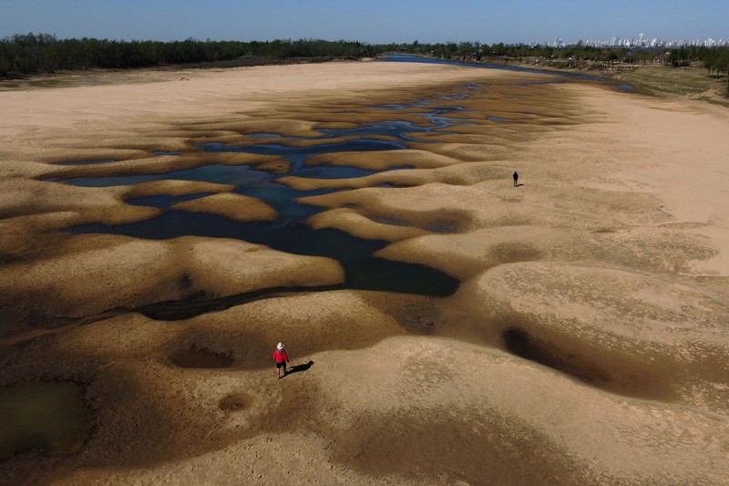 Pemandangan udara dari orang-orang yang berjalan di sepanjang lengan Sungai Parana yang hampir kering, yang ketinggian airnya mencapai titik terendah dalam sejarah, Brasil. (AFP via Getty Images/JUAN MABROMATA) Pemandangan udara dari orang-orang yang berjalan di sepanjang lengan Sungai Parana yang hampir kering, yang ketinggian airnya mencapai titik terendah dalam sejarah, Brasil. (AFP via Getty Images/JUAN MABROMATA)