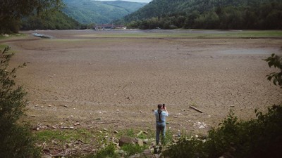 Pemandangan waduk air tawar Ruzin karena air di dalamnya telah benar-benar hilang akibat kekeringan parah menurut Perusahaan Pengelola Air Slovakia di Jaklovce, Slovakia. (Anadolu Agency via Getty Images)