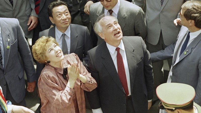 Presiden AS Ronald Reagan pada pertemuan pertamanya dengan mantan pemimpin Soviet Mikhail Gorbachev di Jenewa, Swiss. (REUTERS/Dennis Paquin/File Foto)