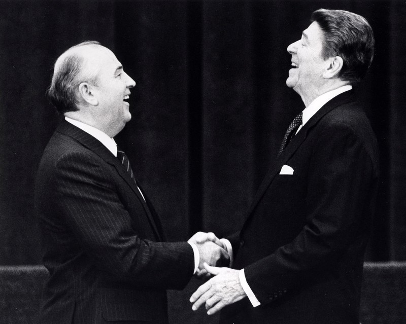 Presiden AS Ronald Reagan pada pertemuan pertamanya dengan mantan pemimpin Soviet Mikhail Gorbachev di Jenewa, Swiss. (REUTERS/Dennis Paquin/File Foto)