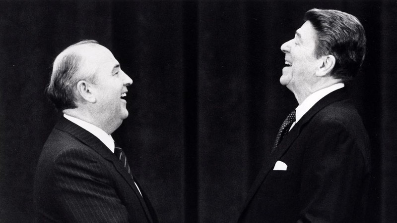 Presiden AS Ronald Reagan pada pertemuan pertamanya dengan mantan pemimpin Soviet Mikhail Gorbachev di Jenewa, Swiss. (REUTERS/Dennis Paquin/File Foto)