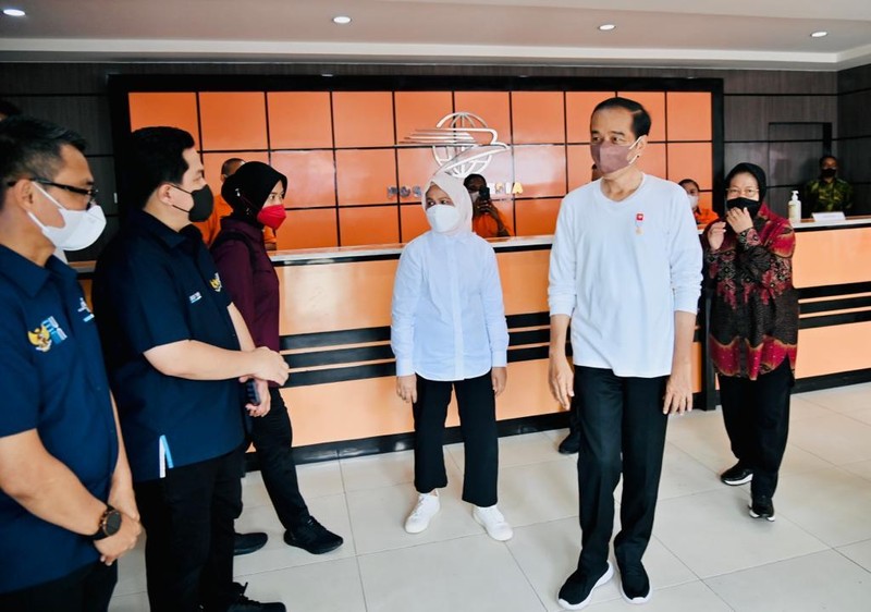 Presiden Joko Widodo didampingi Ibu Iriana Joko Widodo menyerahkan bantuan langsung tunai (BLT) bahan bakar minyak (BBM) untuk pertama kalinya di Kantor Pos Cabang Sentani, Kabupaten Jayapura, pada Rabu, 31 Agustus 2022. (Dok: Biro Pers Sekretariat Presiden)
