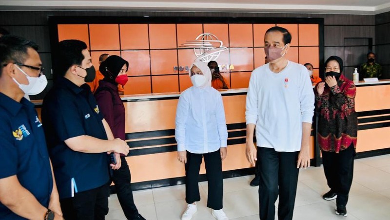 Presiden Joko Widodo didampingi Ibu Iriana Joko Widodo menyerahkan bantuan langsung tunai (BLT) bahan bakar minyak (BBM) untuk pertama kalinya di Kantor Pos Cabang Sentani, Kabupaten Jayapura, pada Rabu, 31 Agustus 2022. (Dok: Biro Pers Sekretariat Presiden)