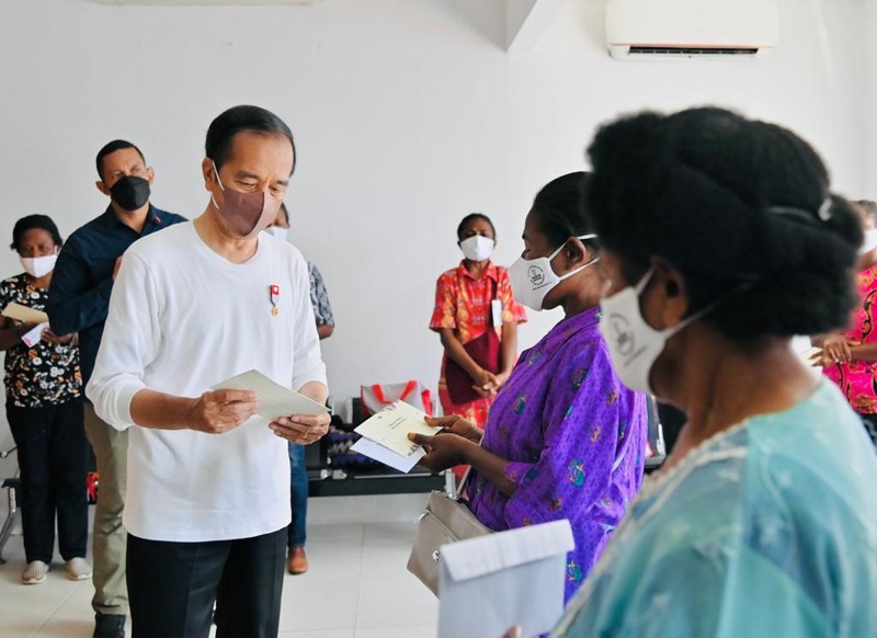 Presiden Joko Widodo didampingi Ibu Iriana Joko Widodo menyerahkan bantuan langsung tunai (BLT) bahan bakar minyak (BBM) untuk pertama kalinya di Kantor Pos Cabang Sentani, Kabupaten Jayapura, pada Rabu, 31 Agustus 2022. (Dok: Biro Pers Sekretariat Presiden)