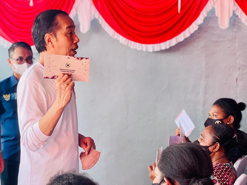 Presiden Joko Widodo didampingi Ibu Iriana Joko Widodo menyerahkan bantuan langsung tunai (BLT) bahan bakar minyak (BBM) untuk pertama kalinya di Kantor Pos Cabang Sentani, Kabupaten Jayapura, pada Rabu, 31 Agustus 2022. (Dok: Biro Pers Sekretariat Presiden)
