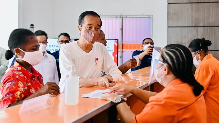 Presiden Joko Widodo didampingi Ibu Iriana Joko Widodo menyerahkan bantuan langsung tunai (BLT) bahan bakar minyak (BBM) untuk pertama kalinya di Kantor Pos Cabang Sentani, Kabupaten Jayapura, pada Rabu, 31 Agustus 2022. (Dok: Biro Pers Sekretariat Presiden) Presiden Joko Widodo didampingi Ibu Iriana Joko Widodo menyerahkan bantuan langsung tunai (BLT) bahan bakar minyak (BBM) untuk pertama kalinya di Kantor Pos Cabang Sentani, Kabupaten Jayapura, pada Rabu, 31 Agustus 2022. (Dok: Biro Pers Sekretariat Presiden)