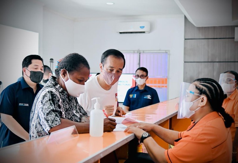 Presiden Joko Widodo didampingi Ibu Iriana Joko Widodo menyerahkan bantuan langsung tunai (BLT) bahan bakar minyak (BBM) untuk pertama kalinya di Kantor Pos Cabang Sentani, Kabupaten Jayapura, pada Rabu, 31 Agustus 2022. (Dok: Biro Pers Sekretariat Presiden)