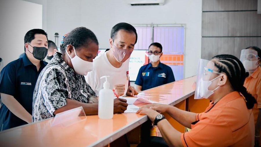 Presiden Joko Widodo didampingi Ibu Iriana Joko Widodo menyerahkan bantuan langsung tunai (BLT) bahan bakar minyak (BBM) untuk pertama kalinya di Kantor Pos Cabang Sentani, Kabupaten Jayapura, pada Rabu, 31 Agustus 2022. (Dok: Biro Pers Sekretariat Presiden)