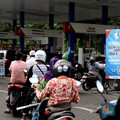 Suasana antrean pengisian BBM di SPBU Pertamina, kawasan Kuta, Bali, Rabu (31/8/2022). (CNBC Indonesia/Muhammad Sabki)