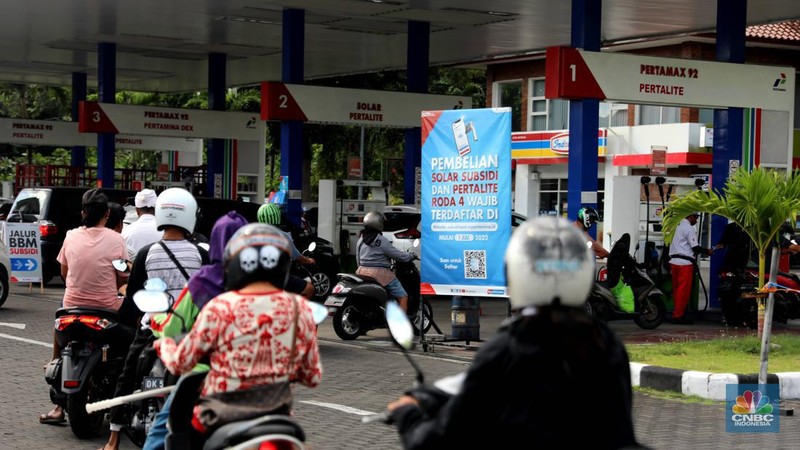 Suasana antrean pengisian BBM di SPBU Pertamina, kawasan Kuta, Bali, Rabu (31/8/2022). (CNBC Indonesia/Muhammad Sabki)