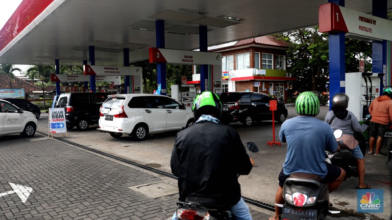 Suasana antrean pengisian BBM di SPBU Pertamina, kawasan Kuta, Bali, Rabu (31/8/2022). (CNBC Indonesia/Muhammad Sabki) Suasana antrean pengisian BBM di SPBU Pertamina, kawasan Kuta, Bali, Rabu (31/8/2022). (CNBC Indonesia/Muhammad Sabki)