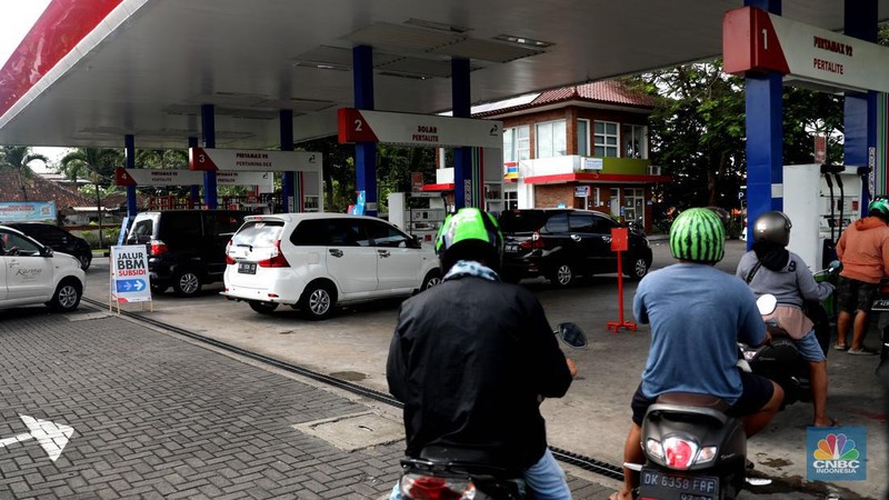 Suasana antrean pengisian BBM di SPBU Pertamina, kawasan Kuta, Bali, Rabu (31/8/2022). (CNBC Indonesia/Muhammad Sabki)