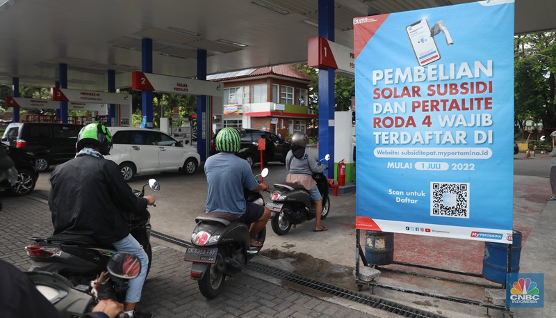 Suasana antrean pengisian BBM di SPBU Pertamina, kawasan Kuta, Bali, Rabu (31/8/2022). (CNBC Indonesia/Muhammad Sabki) Suasana antrean pengisian BBM di SPBU Pertamina, kawasan Kuta, Bali, Rabu (31/8/2022). (CNBC Indonesia/Muhammad Sabki)