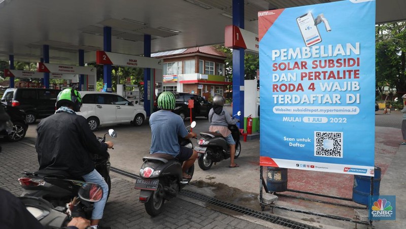 Suasana antrean pengisian BBM di SPBU Pertamina, kawasan Kuta, Bali, Rabu (31/8/2022). (CNBC Indonesia/Muhammad Sabki)