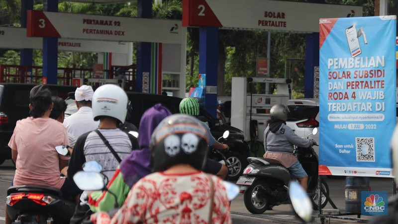 Suasana antrean pengisian BBM di SPBU Pertamina, kawasan Kuta, Bali, Rabu (31/8/2022). (CNBC Indonesia/Muhammad Sabki)