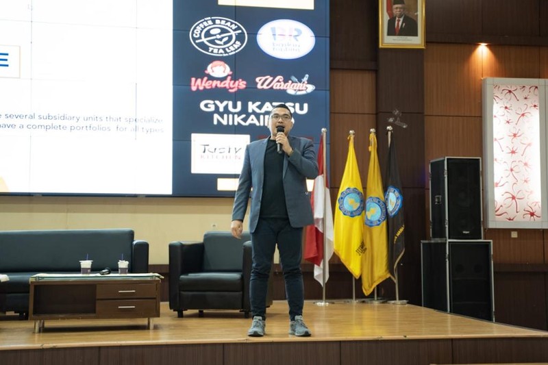 Trans F&B, Allo Bank dan InvestasiKu yang tergabung dalam ekosistem CT Corpora mengadakan seminar dan literasi keuangan dengan tema Tips Makan Hemat Hemat Ala Anak Kampus di Politeknik Pariwisata NHI Bandung yang dihadiri oleh hampir 200 Mahasiswa NHI pada Jumat, 19 Agustus 2022. Ist