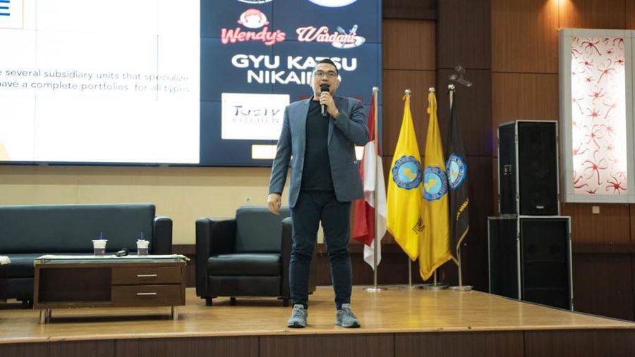 Trans F&B, Allo Bank dan InvestasiKu yang tergabung dalam ekosistem CT Corpora mengadakan seminar dan literasi keuangan dengan tema Tips Makan Hemat Hemat Ala Anak Kampus di Politeknik Pariwisata NHI Bandung yang dihadiri oleh hampir 200 Mahasiswa NHI pada Jumat, 19 Agustus 2022. Ist