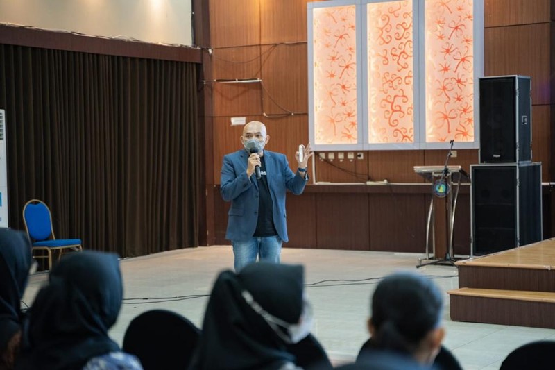 Trans F&B, Allo Bank dan InvestasiKu yang tergabung dalam ekosistem CT Corpora mengadakan seminar dan literasi keuangan dengan tema Tips Makan Hemat Hemat Ala Anak Kampus di Politeknik Pariwisata NHI Bandung yang dihadiri oleh hampir 200 Mahasiswa NHI pada Jumat, 19 Agustus 2022. Ist
