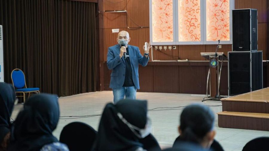 Trans F&B, Allo Bank dan InvestasiKu yang tergabung dalam ekosistem CT Corpora mengadakan seminar dan literasi keuangan dengan tema Tips Makan Hemat Hemat Ala Anak Kampus di Politeknik Pariwisata NHI Bandung yang dihadiri oleh hampir 200 Mahasiswa NHI pada Jumat, 19 Agustus 2022. Ist