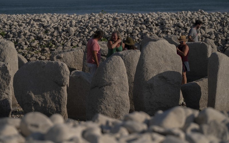 Pemandangan udara dari orang-orang yang berjalan di sepanjang lengan Sungai Parana yang hampir kering, yang ketinggian airnya mencapai titik terendah dalam sejarah, Brasil. (AFP via Getty Images/JUAN MABROMATA) Pemandangan udara dari orang-orang yang berjalan di sepanjang lengan Sungai Parana yang hampir kering, yang ketinggian airnya mencapai titik terendah dalam sejarah, Brasil. (AFP via Getty Images/JUAN MABROMATA)