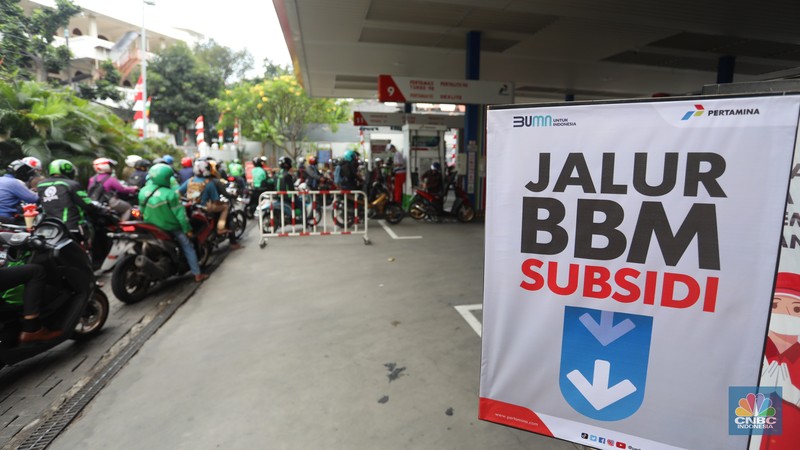 Warga antre mengisi Bahan Bakar Minya (BBM) jenis Pertalite di SPBU Kuningan, Jakarta, Rabu (31/8/2022). (CNBC Indonesia/Andrean Kristianto)