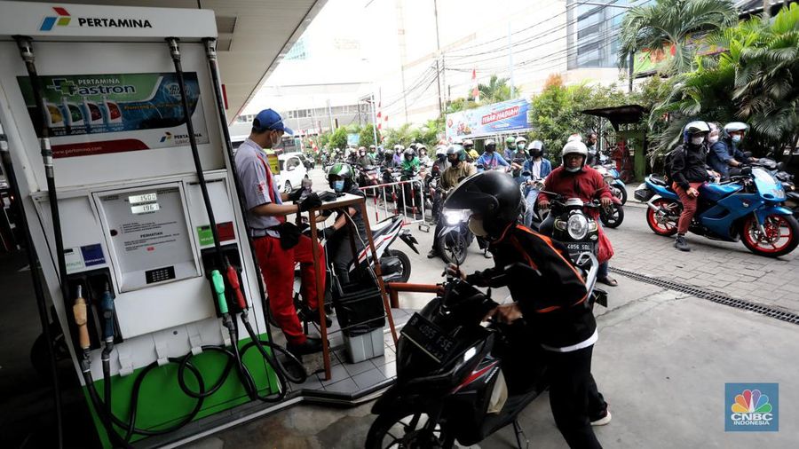 Warga antre mengisi Bahan Bakar Minya (BBM) jenis Pertalite di SPBU Kuningan, Jakarta, Rabu (31/8/2022). (CNBC Indonesia/Andrean Kristianto)
