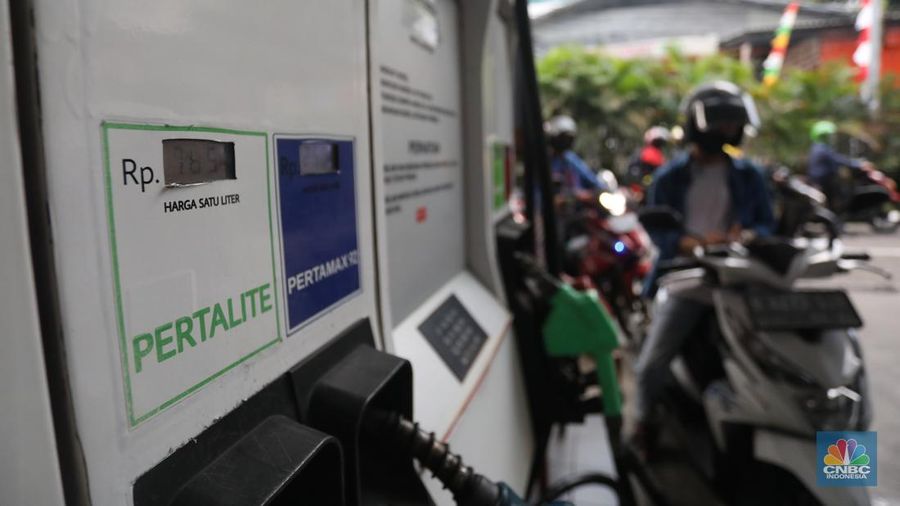 Sejumlah kendaraaan mengisi BBM di salah satu SPBU Pertamina, Jakarta, Kamis (1/9/2022). PT Pertamina (Persero) resmi menurunkan tiga harga Bahan Bakar Minyak (BBM) non subsidi di seluruh provinsi mulai hari ini, Kamis, 1 September 2022. (CNBC Indonesia/Andrean Kristianto)