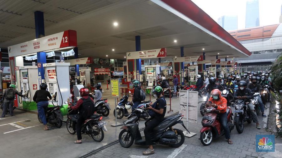 Warga antre mengisi Bahan Bakar Minya (BBM) jenis Pertalite di SPBU Kuningan, Jakarta, Rabu (31/8/2022). (CNBC Indonesia/Andrean Kristianto)