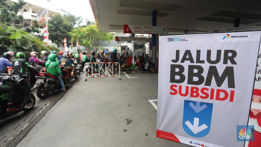 Warga antre mengisi Bahan Bakar Minya (BBM) jenis Pertalite di SPBU Kuningan, Jakarta, Rabu (31/8/2022). (CNBC Indonesia/Andrean Kristianto)