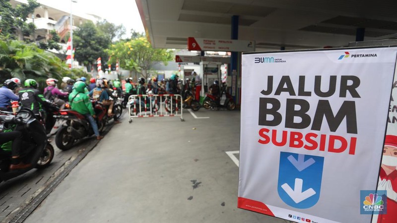 Warga antre mengisi Bahan Bakar Minya (BBM) jenis Pertalite di SPBU Kuningan, Jakarta, Rabu (31/8/2022). (CNBC Indonesia/Andrean Kristianto)