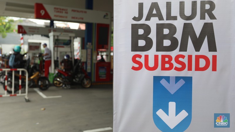 Warga antre mengisi Bahan Bakar Minya (BBM) jenis Pertalite di SPBU Kuningan, Jakarta, Rabu (31/8/2022). (CNBC Indonesia/Andrean Kristianto) Warga antre mengisi Bahan Bakar Minya (BBM) jenis Pertalite di SPBU Kuningan, Jakarta, Rabu (31/8/2022). (CNBC Indonesia/Andrean Kristianto)