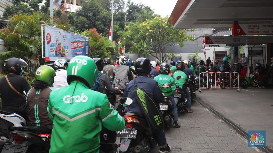 Warga antre mengisi Bahan Bakar Minya (BBM) jenis Pertalite di SPBU Kuningan, Jakarta, Rabu (31/8/2022). (CNBC Indonesia/Andrean Kristianto)