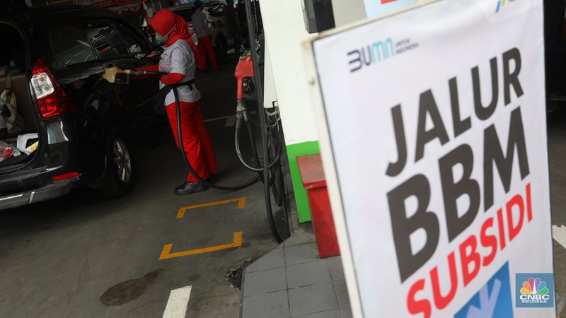 Warga antre mengisi Bahan Bakar Minya (BBM) jenis Pertalite di SPBU Kuningan, Jakarta, Rabu (31/8/2022). (CNBC Indonesia/Andrean Kristianto)