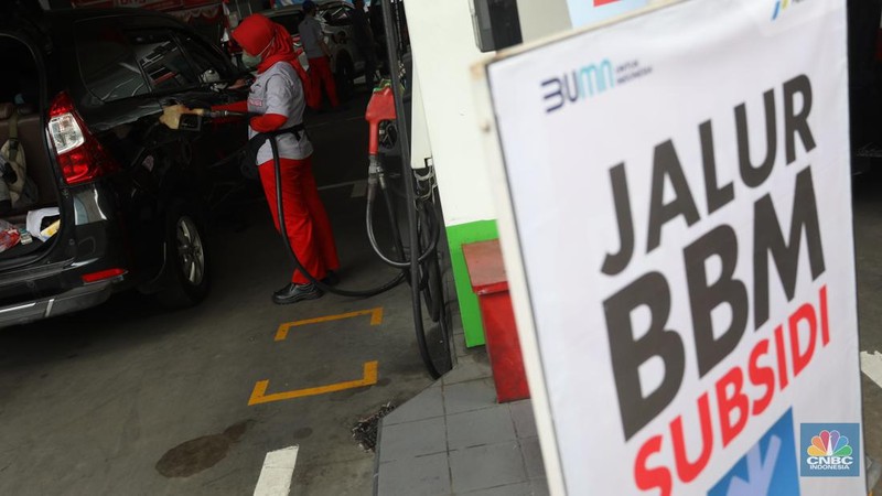 Warga antre mengisi Bahan Bakar Minya (BBM) jenis Pertalite di SPBU Kuningan, Jakarta, Rabu (31/8/2022). (CNBC Indonesia/Andrean Kristianto)
