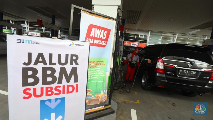 Warga antre mengisi Bahan Bakar Minya (BBM) jenis Pertalite di SPBU Kuningan, Jakarta, Rabu (31/8/2022). (CNBC Indonesia/Andrean Kristianto)